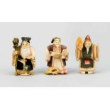 Gruppe von 3 Netsuke, Japan, um 1900. Feine Elfenbeinschnitzereien, partiell polychromstaffiert,