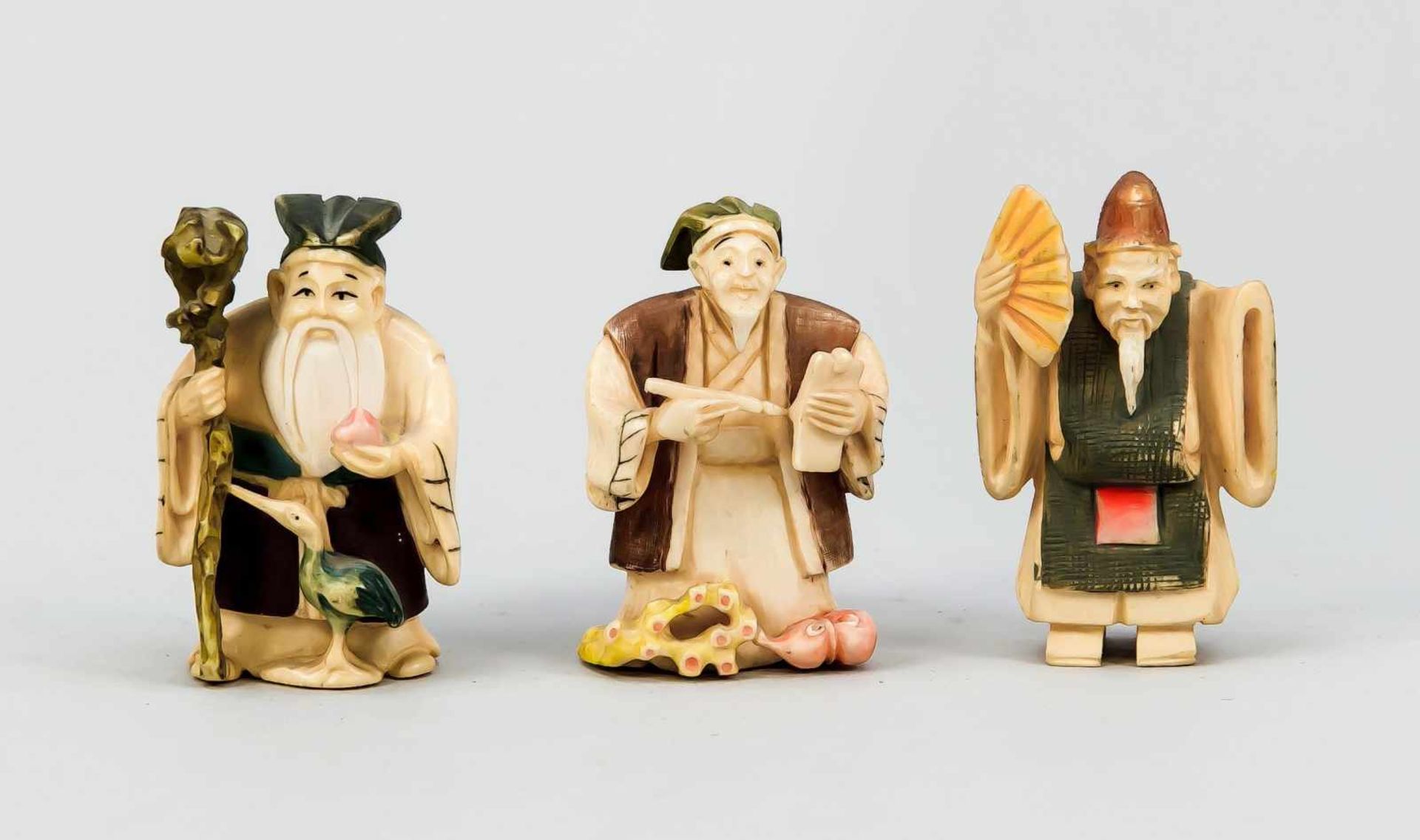 Gruppe von 3 Netsuke, Japan, um 1900. Feine Elfenbeinschnitzereien, partiell polychromstaffiert,