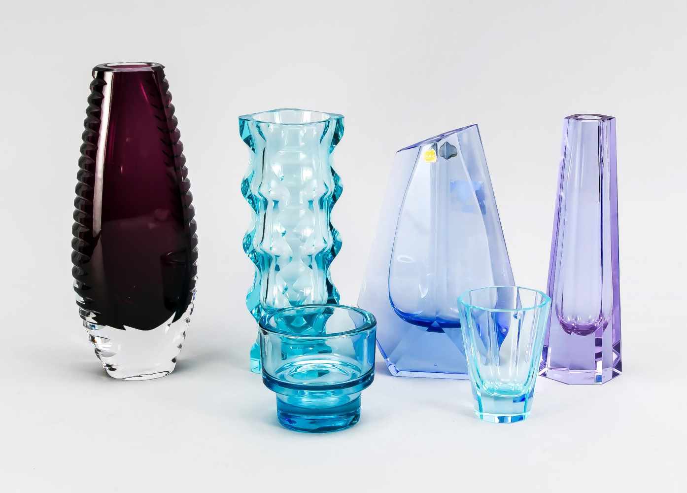 Konvolut von sechs Vasen, 20. Jh., unterschiedliche Formen, verschiedenfarbiges Glas, 1xbest. H.