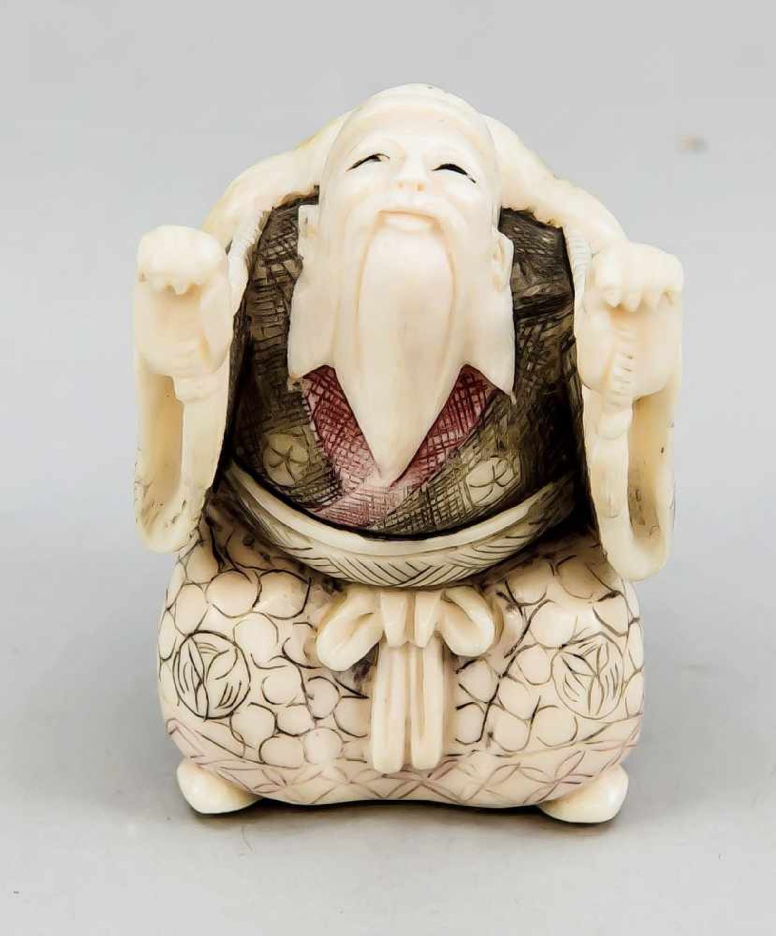 Netsuke, Japan, um 1900, Elfenbein. Bärtiger Mann mit einem Schildkrötenpanzer auf demRücken, - Bild 2 aus 2