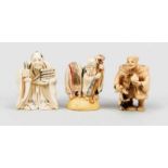 Gruppe von 3 Netsuke, Japan, um 1900. Feine Elfenbeinschnitzereien, partiell polychromstaffiert,