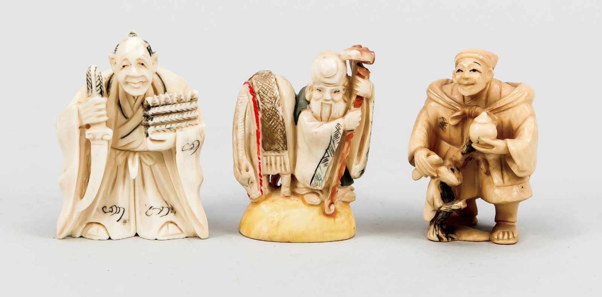 Gruppe von 3 Netsuke, Japan, um 1900. Feine Elfenbeinschnitzereien, partiell polychromstaffiert,