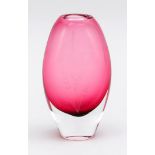 Vase, wohl Schweden, 2. H. 20. Jh., runder Stand, flacher ovaler Korpus, klaresdickwandiges Glas,