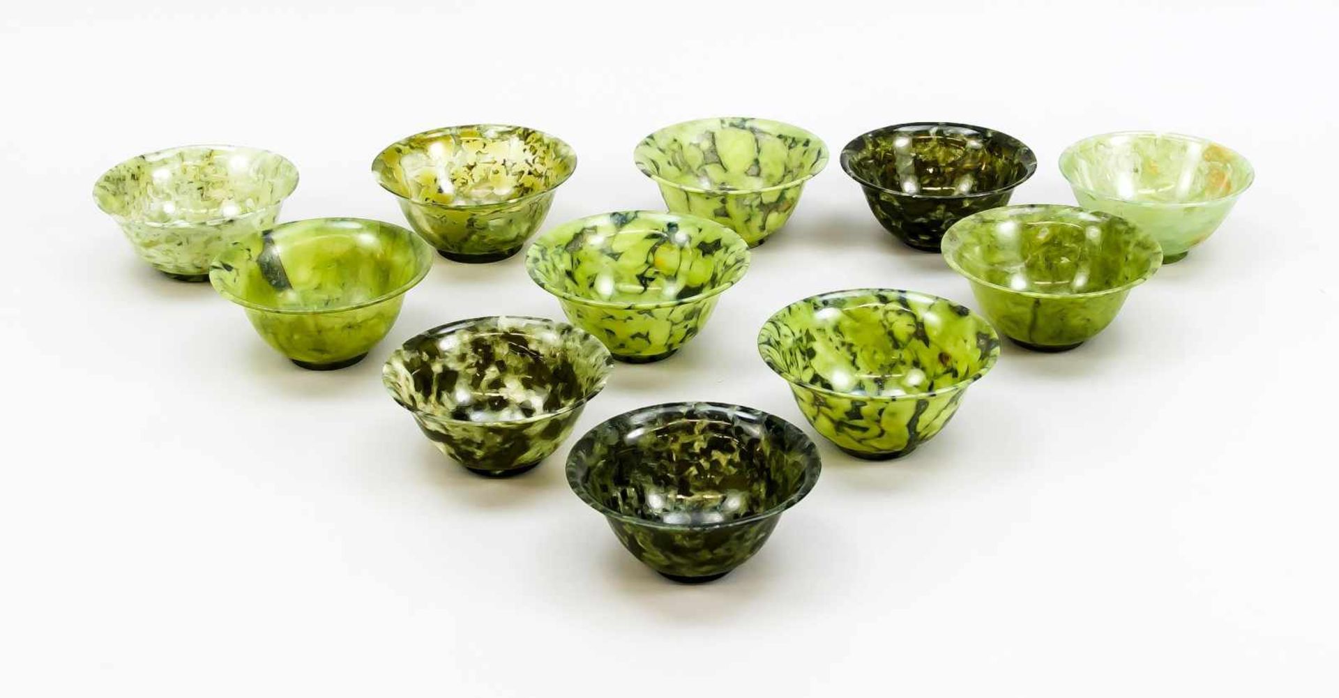 11 Jade-Schälchen, China, 20. Jh., spinatgrüne Jade mit Einschlüssen. Sehr dünnwandig,geschwungene