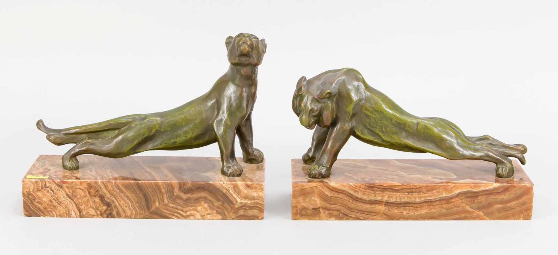 Oscar Waldmann (1856-1937), Paar stilisierte Löwen als Buchstützen, grün patinierte Bronzeauf