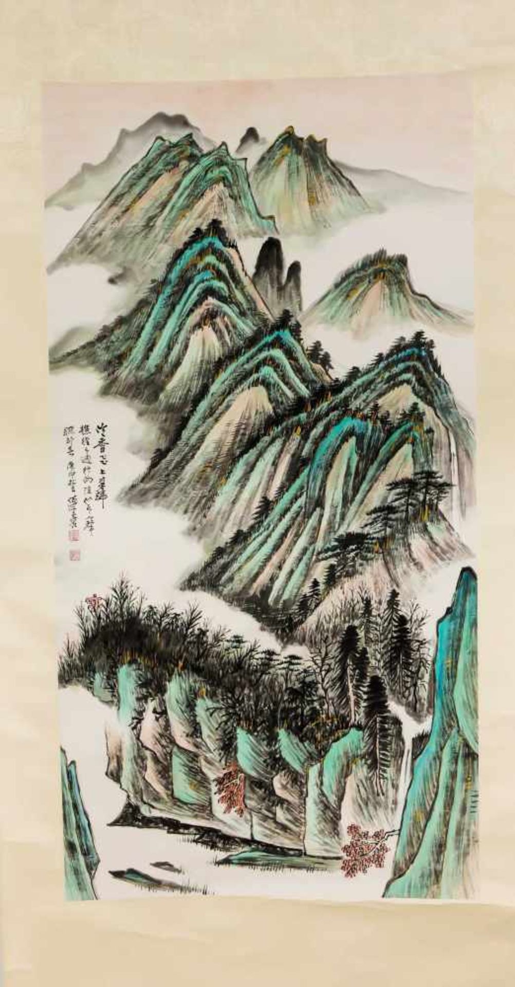 Hängerolle, China, 20. Jh., Landschaft mit Bergen im Nebel in Grün-Blau-Tönen mitGoldhöhungen,