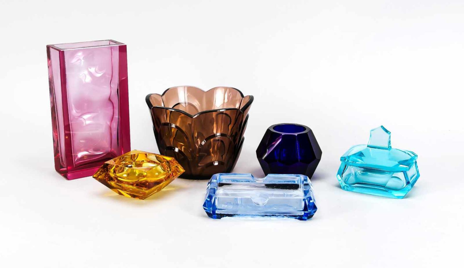 Konvolut von sechs Teilen Glas, 20. Jh., unterschiedliche Formen, verschiedenfarbigesGlas, 3