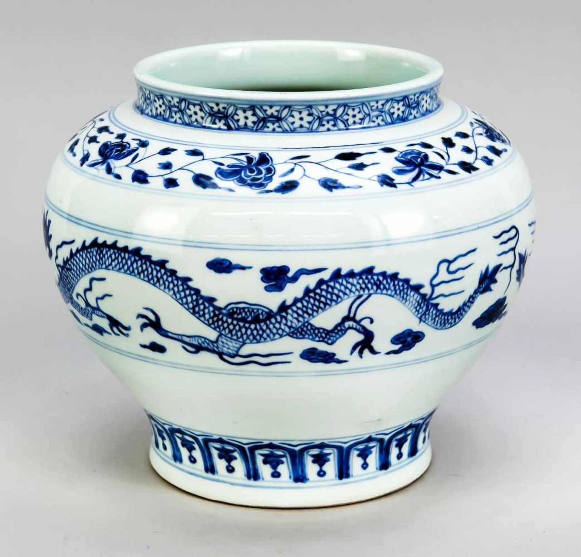 Drachenvase, China, 19. Jh. Bauchige, leicht geschulterte Form mit leicht wulstigemLippenrand.