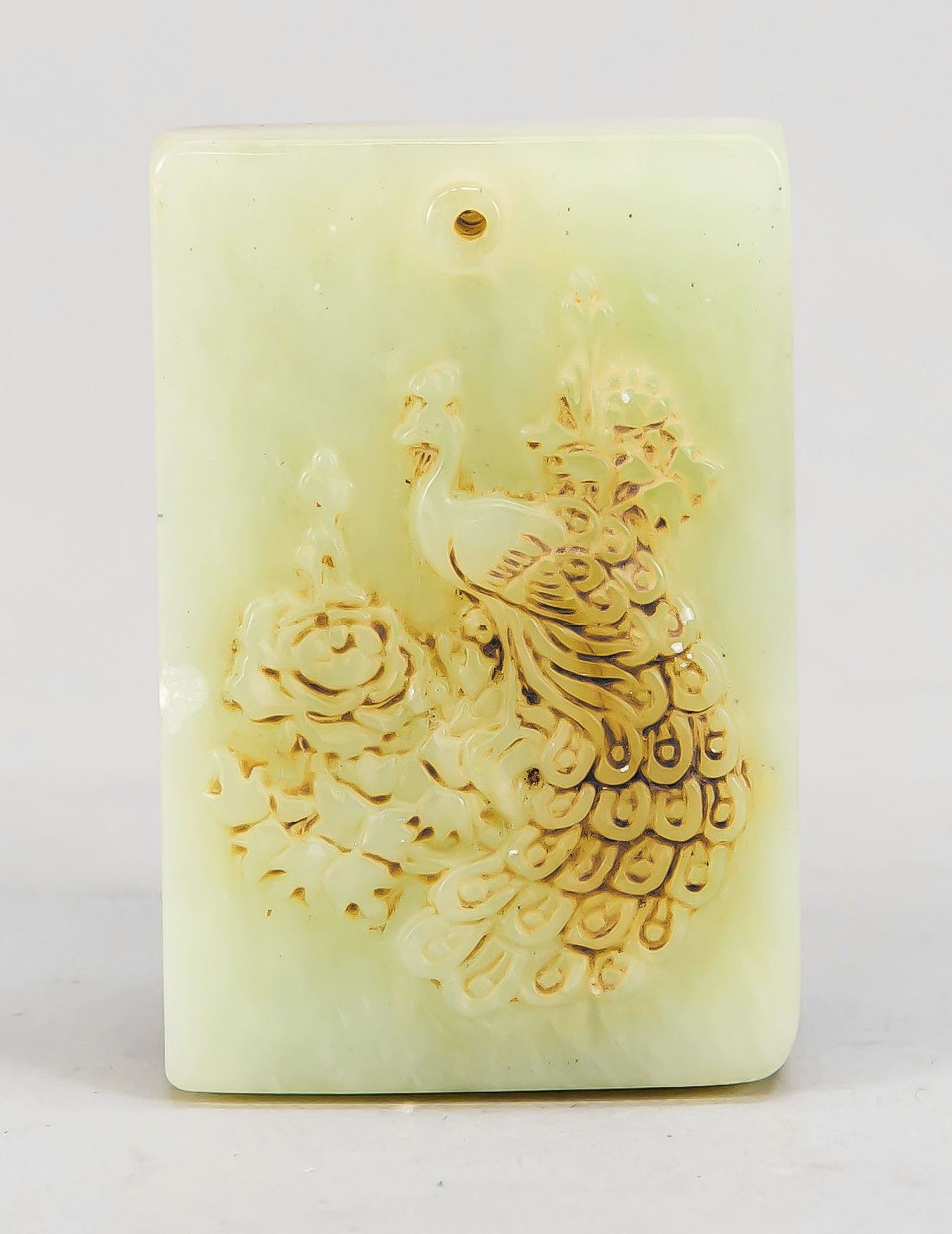 Jade-Pendentif, China, 19. Jh. oder früher? Seladonfarbene Jade, beidseitig beschnitzt mitPfau - Bild 2 aus 2