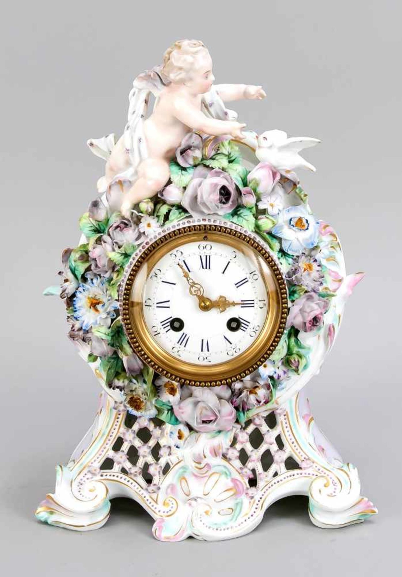 Porzellan-Uhr, Thüringen 2. H. 19. Jh., roséfarben, Darstellung eines Puttos einen Vogelfangend,