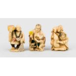 Gruppe von 3 Netsuke, Japan, um 1900. Feine Elfenbeinschnitzereien, partiell polychromstaffiert,