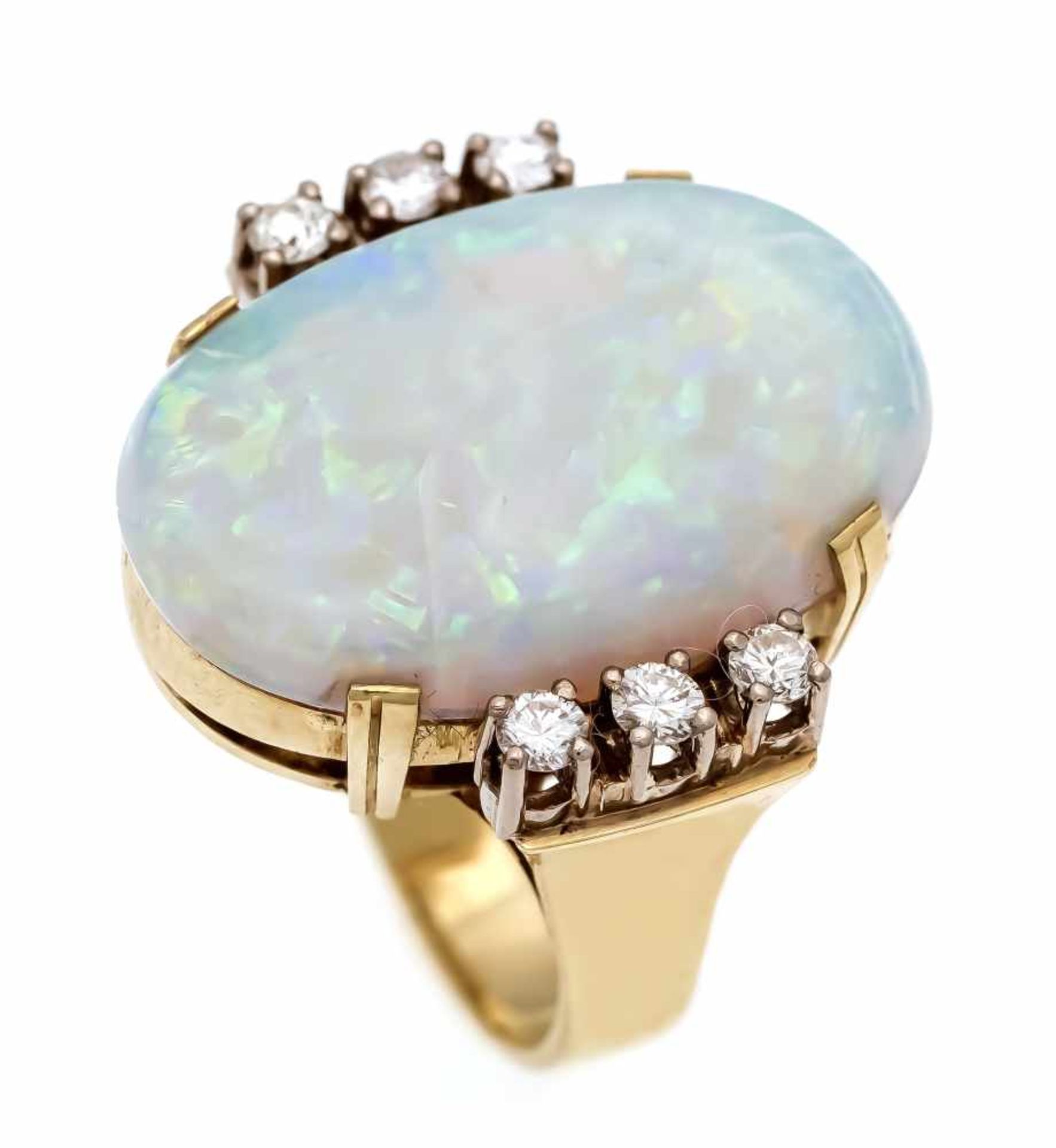 Opal-Brillant-Ring GG/WG 585/000 mit einem feinen Milchopalcabochon 22 x 15 mm mit