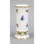 Ofenvase, Meissen, Marke 1850-1924, 1. W., polychrome Malerei, Dekor Streublume, Goldrand,H. 14