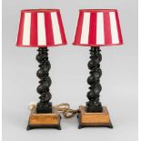 Paar Tischlampen, 20. Jh. unter Verwendung barocker Korkenziehersäulen, Holz, ovaleStoff-