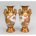 Paar Vasen, Japan, Satsuma, Anf. 20. Jh., seitliche Handhaben in Gestalt von Fabeltieren,Szenen