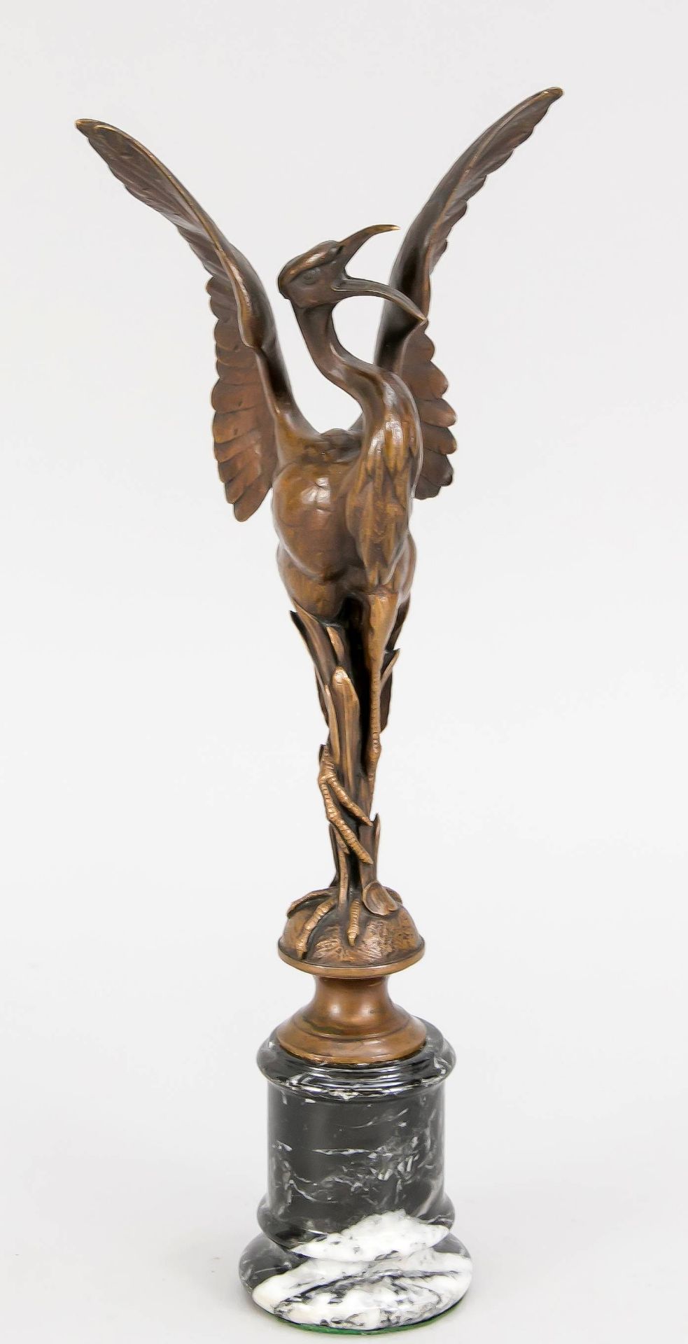 Anonymer Bildhauer um 1900, stehender Fischreiher, braun patinierte Bronze aufpilzförmigem Stand