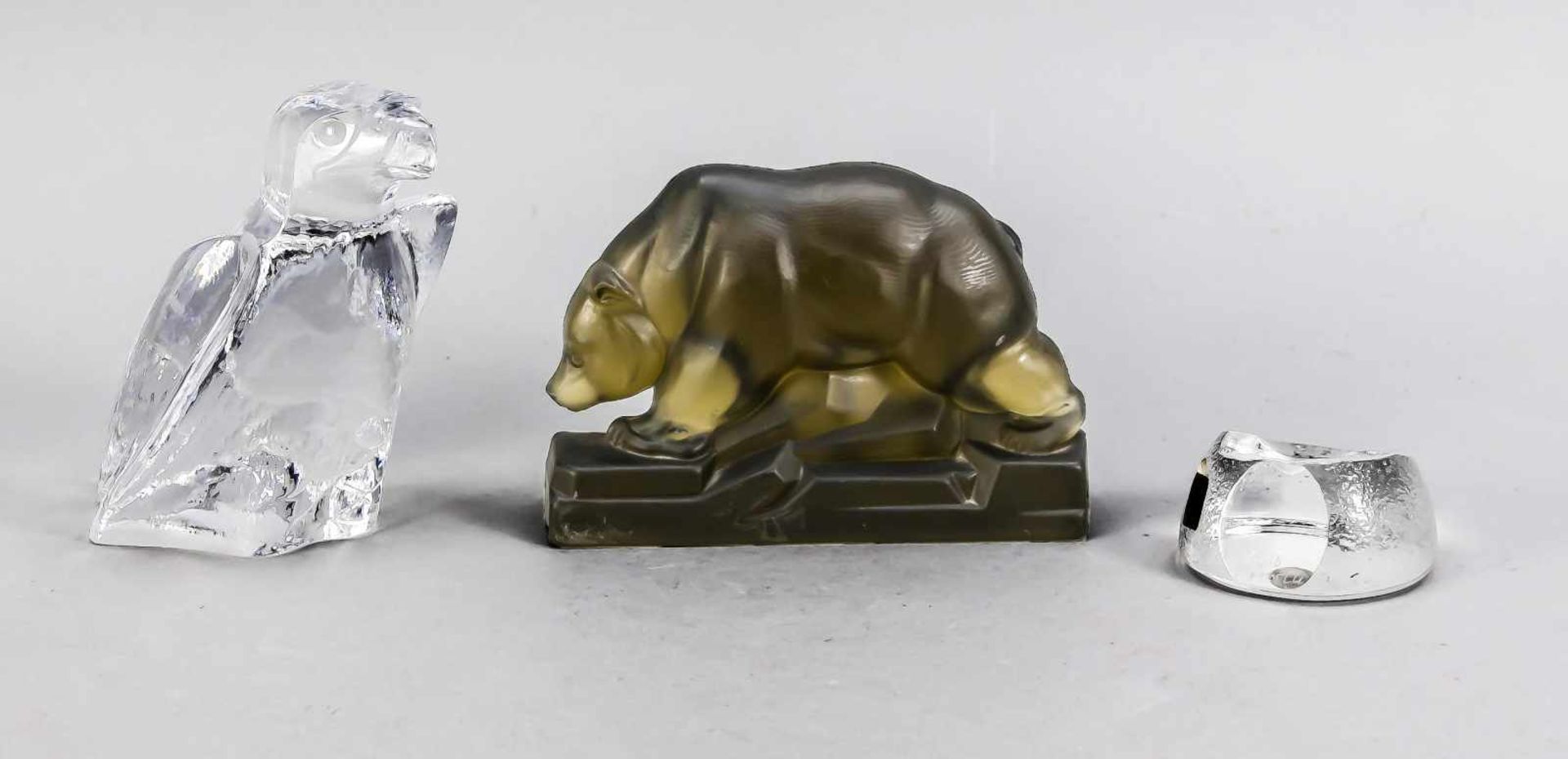 Drei Paperweights, 20. Jh., klares bzw. braunes Glas, Bär, Adler, Katzenrelief, L. bis 16cmThree