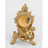 Taschenuhrenhalter des 19. Jh., Metallguss goldfarben gefasst, barocke Form mit Feston undPutto,