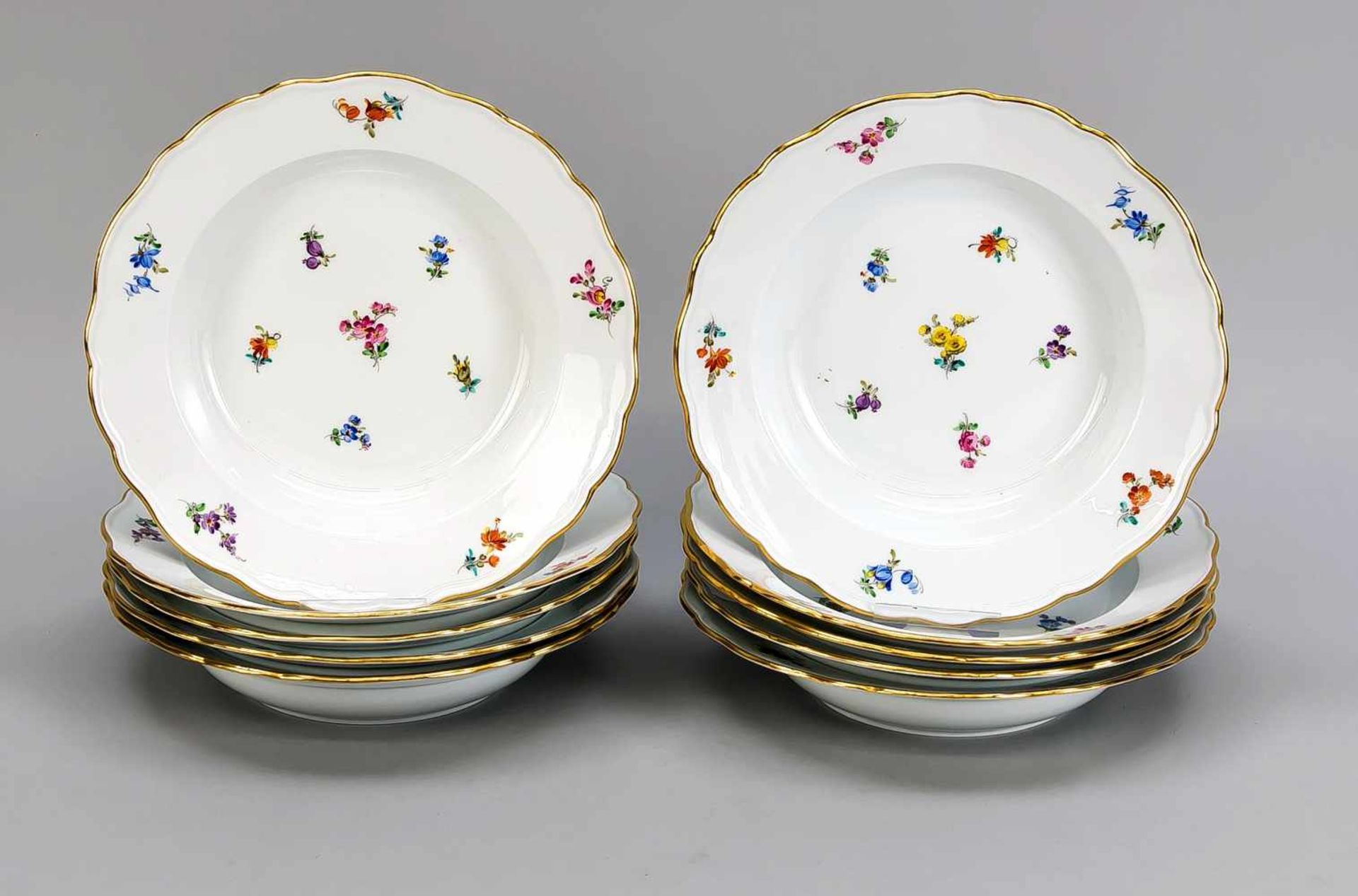 Zehn tiefe Teller, Meissen, Marke 1924-34, 1. W., Form neuer Ausschnitt, polychromeMalerei, Dekor