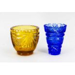 Zwei Vasen, 20. Jh., unterschiedliche Formen und Größen, 1x blaues 1x braunes Glas,jeweils mit