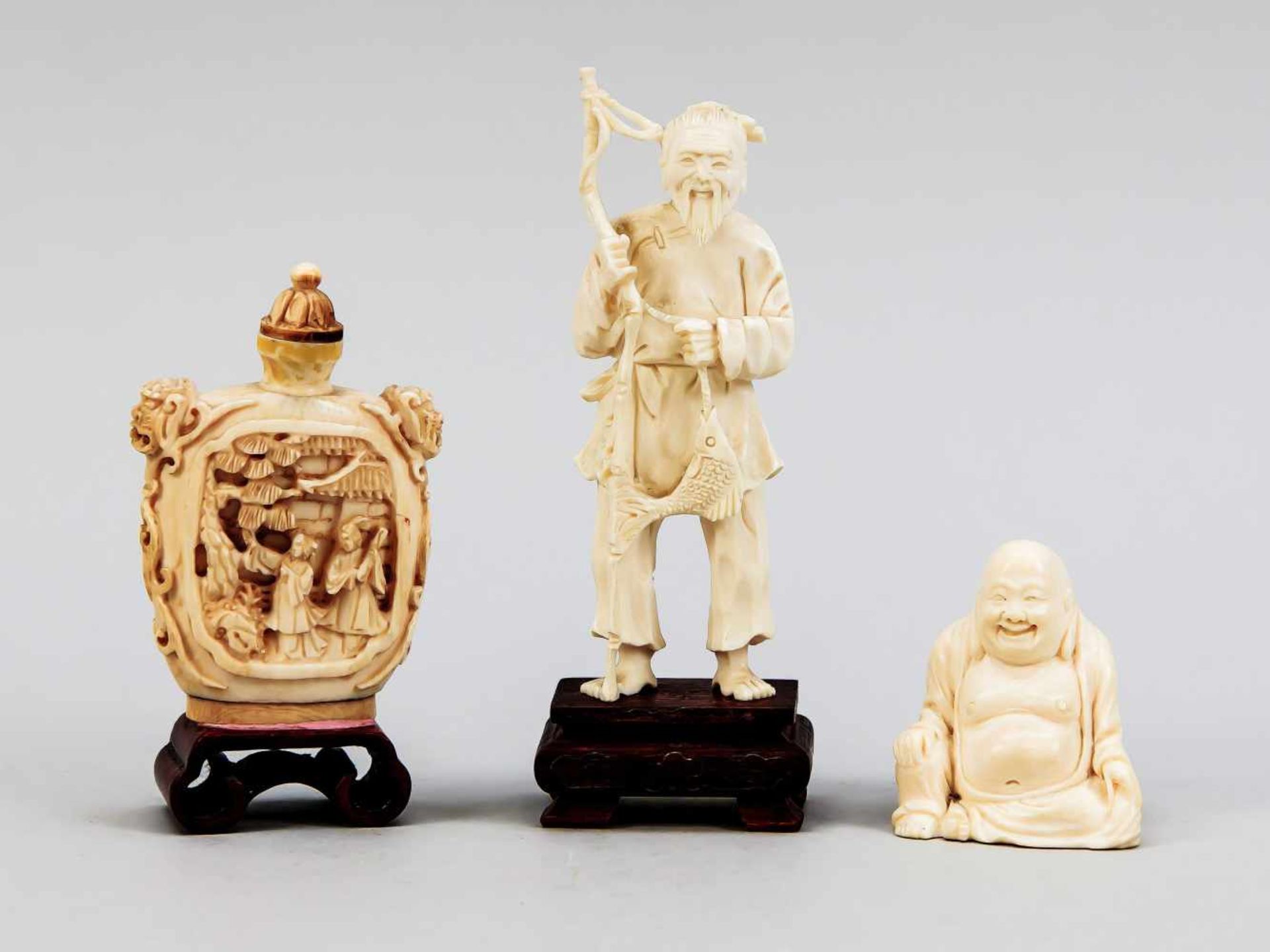 3 Elfenbeinschnitzereien, China, Anfang 20. Jh. 1 x sitzender Hotei (H. 5 cm), 1 xSnuffbottle mit