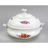 Deckelterrine, Meissen, Marke nach 1934, 2. W., Form Neumarseille, seitliche Henkel inForm von