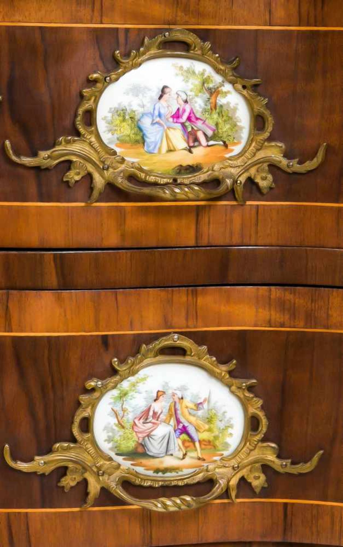 Dresdner-Barock-Zierschrank um 1900, Nussbaum furniert, stark geschweifter Korpus mit - Bild 3 aus 4