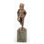 Anonymer Bildhauer Anfang 20. Jh., auf einem Bein stehender Junge mit Pelzmütze,patinierte Bronze
