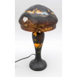 Tischlampe, 2. H. 20. Jh., runder Stand, geschweifter Korpus, pilzförmige Glocke, klaresGlas mit