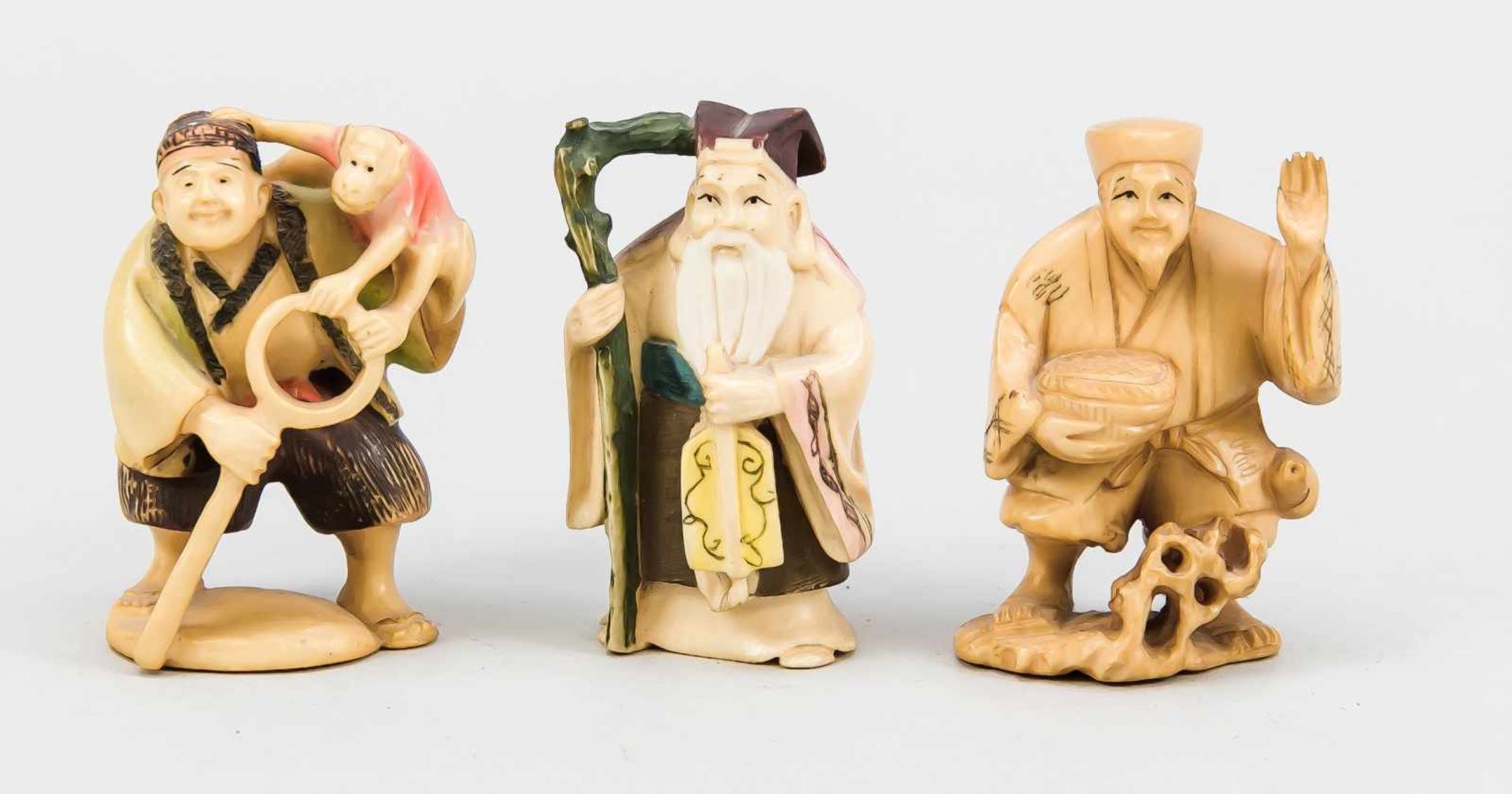 Gruppe von 3 Netsuke, Japan, um 1900. Feine Elfenbeinschnitzereien, partiell polychromstaffiert,