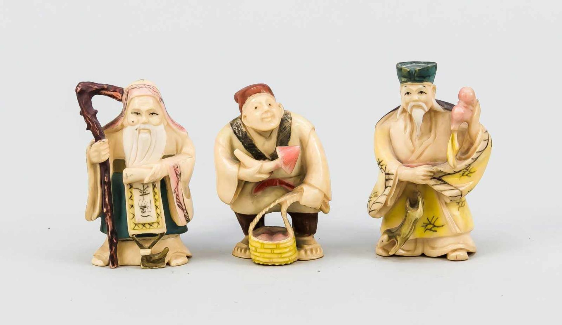 Gruppe von 3 Netsuke, Japan, um 1900. Feine Elfenbeinschnitzereien, partiell polychromstaffiert,