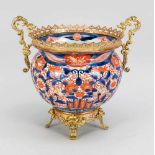 Imari-Cachepot um 1920, rot-blau bemalter Porzellan-Blumentopf mit durchbrochengearbeiteten