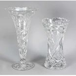 Zwei große Vasen, 2. H. 20. Jh., unterschiedliche Formen und Größen, jeweils klares Glasmit