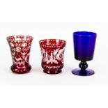 Drei Teile Glas, 20. Jh., 2 Vasen, klares Glas, überwiegend rot überfangen mitSchliffdekor, H. bis