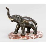 Deko Elefant, 1. H. 20. Jh.,m patinierte Bronze mit Stoßzähnen aus Bein, unsign., aufoktogonaler