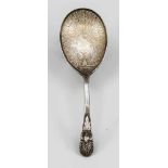 Großer Löffel, Indien (?), um 1900, Silber punziert, Stielabschluß in Form eines Pfaues,Laffe mit