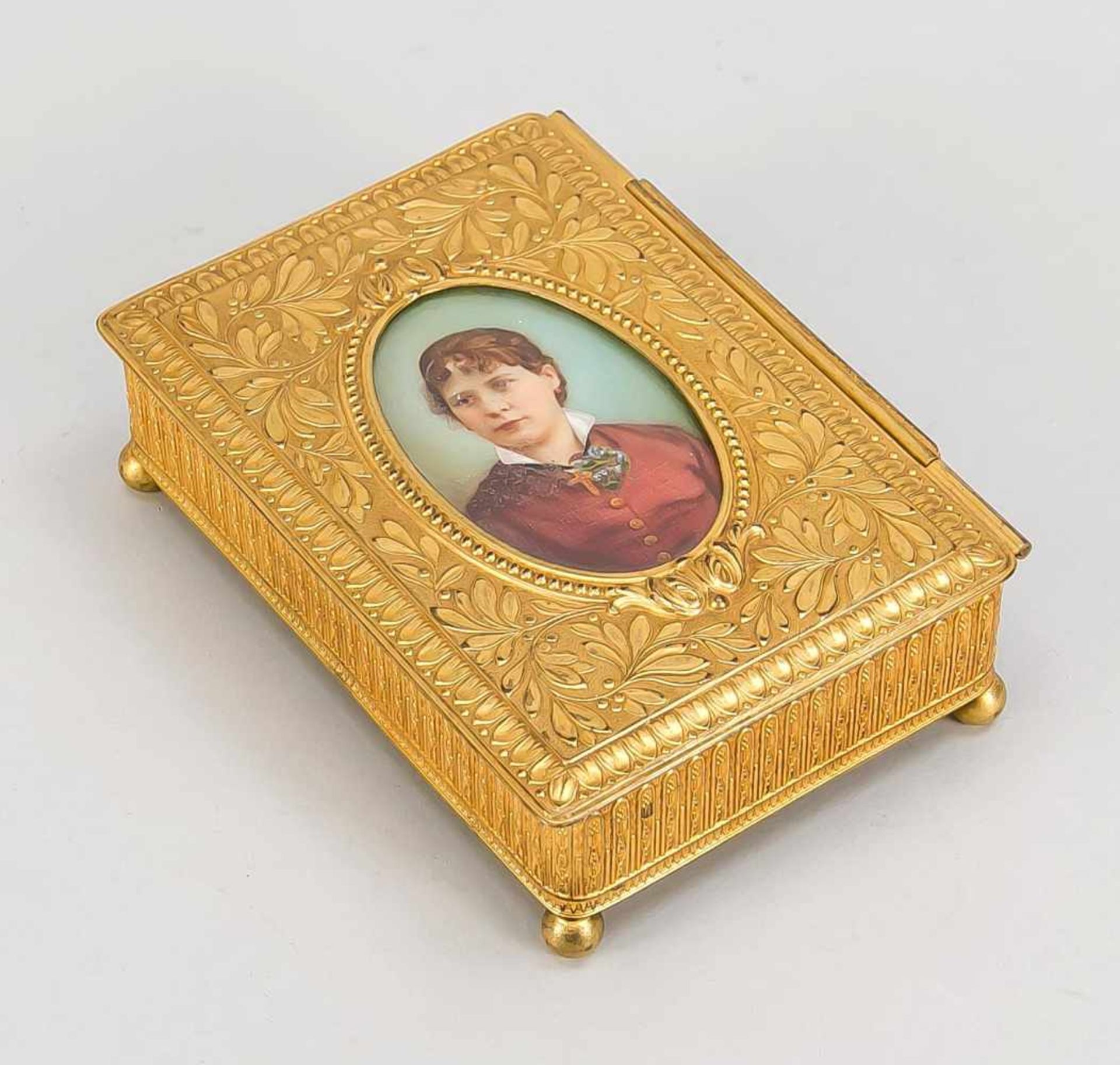 Schmuckschatulle, Frankreich, Mitte 20. Jh. Rechteckiger, in Relief ornamentierter,vergoldeter