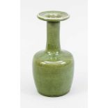 Hammer-Vase (Mallet), China, wohl Song-zeitlich. Monochrome, seladonfarbene Glasur miteinem