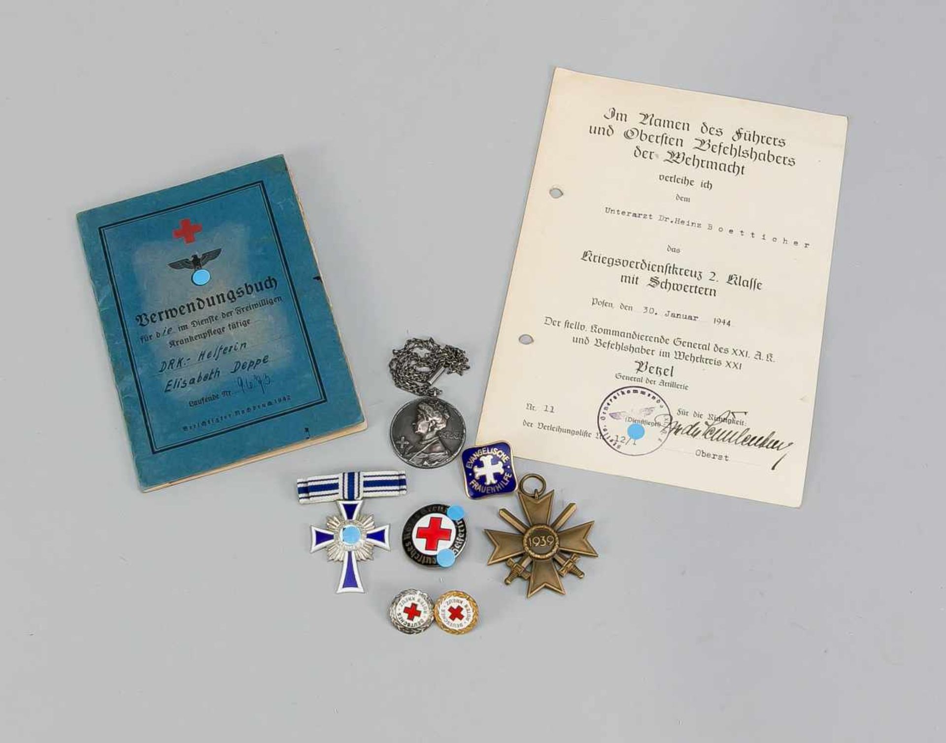 Posten Militaria 2. WK, Kriegsverdienstkreuz mit Trägerunkunde, Mutterkreuz in Silber,