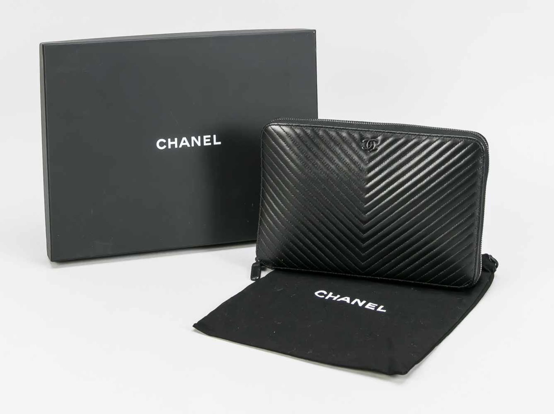 Chanel, Black Quilted Document holder, schwarzes gestepptes Kalbsleder im markentypischenChevron-