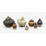 7 Gefäße, China, Song-Dynastie. Dunkelbraune und graue Glasuren, teilweise ornamentalgestaltet.