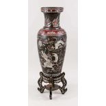 Chinesische Vase, 20. Jh., eingefärbter Kunststoff mit Perlmuttintarsien,