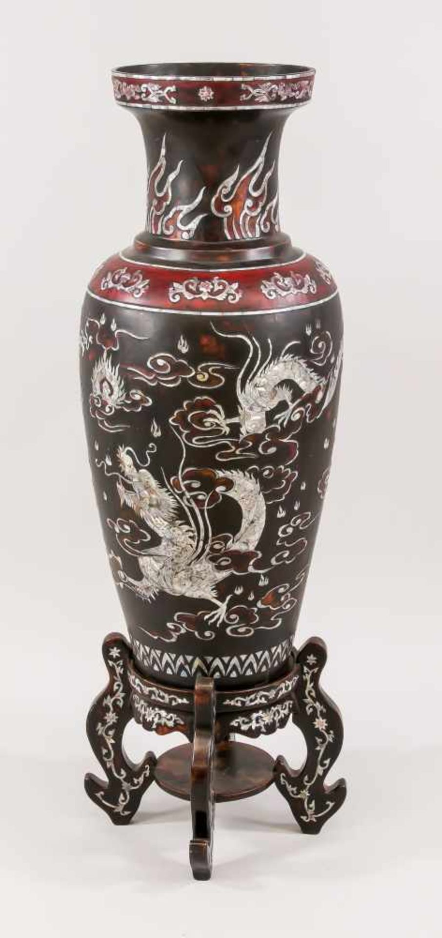 Chinesische Vase, 20. Jh., eingefärbter Kunststoff mit Perlmuttintarsien,