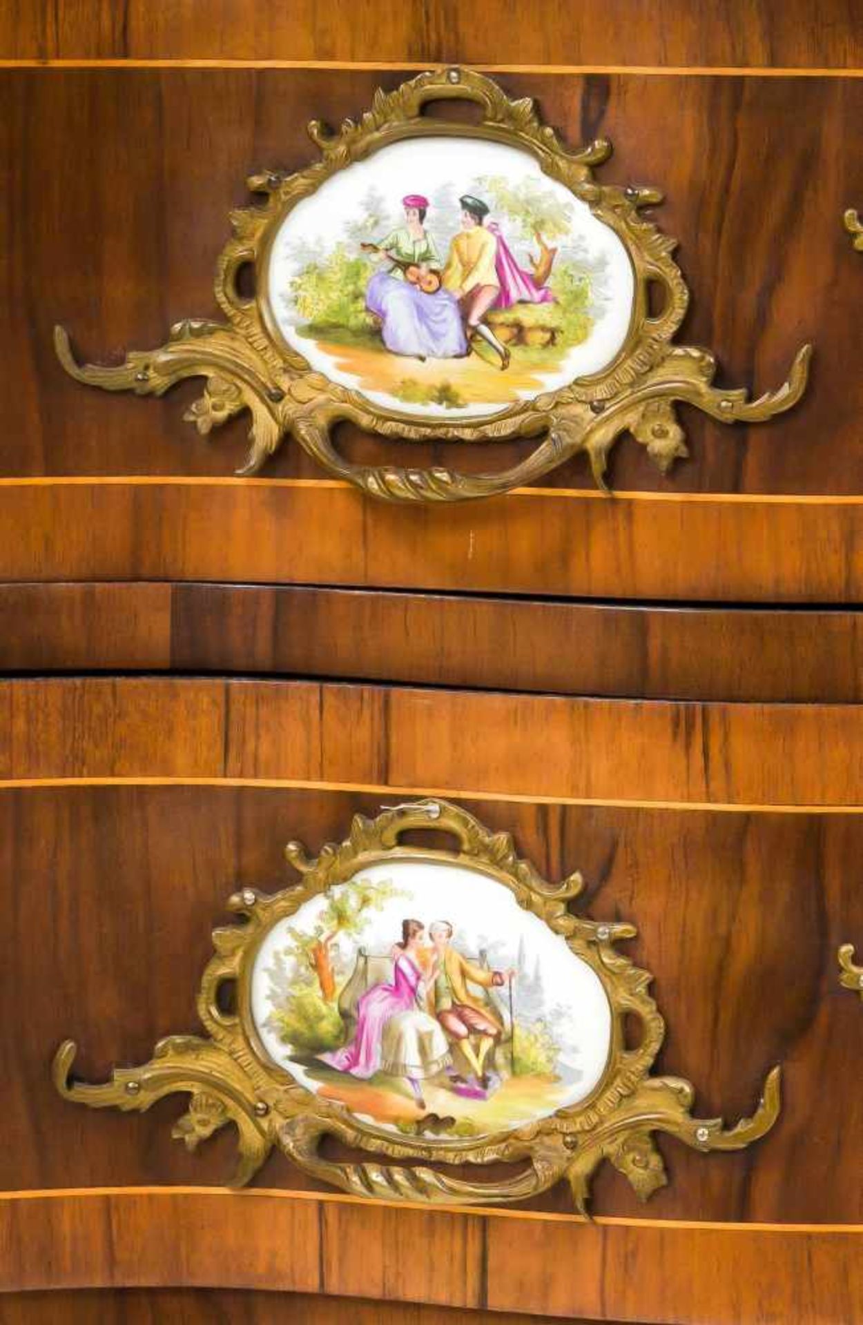 Dresdner-Barock-Zierschrank um 1900, Nussbaum furniert, stark geschweifter Korpus mit - Bild 4 aus 4