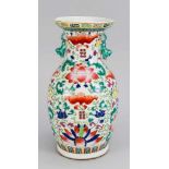 Vase, China, 20. Jh., Exportporzellan, mit seitlichen Henkeln in Form von Fo-Hunden,polychromer