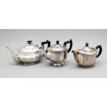 Konvolut von drei Teekannen, England, 20. Jh., plated, unterschiedliche Formen und Größen,jeweils