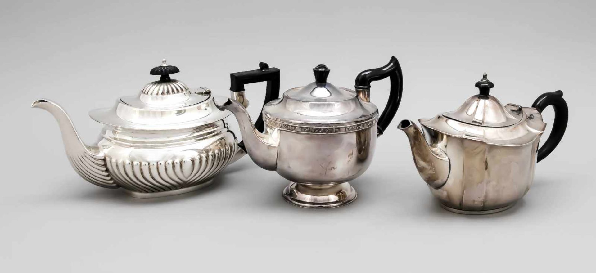 Konvolut von drei Teekannen, England, 20. Jh., plated, unterschiedliche Formen und Größen,jeweils