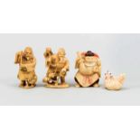 Gruppe von 4 Netsuke, Japan, um 1900. Feine Elfenbeinschnitzereien, partiell polychromstaffiert,