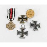 Posten Militaria 1. WK, drei eiserne Kreuze, Verwundeten Abzeichen in Gold, etc.