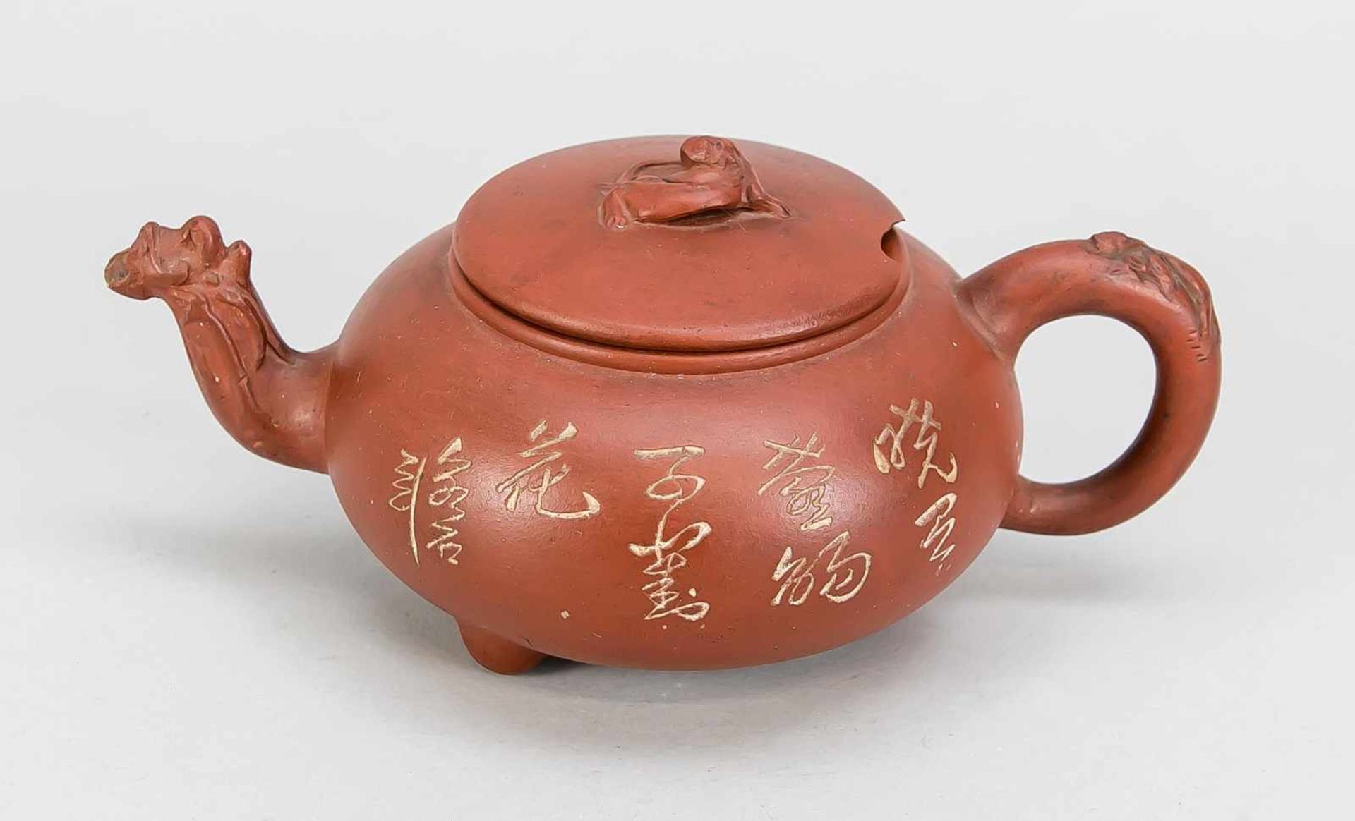 Asiatisches Teekännchen, Terrakotta, mit Floraldekor und Schriftzeichen auf der Wandungsowie